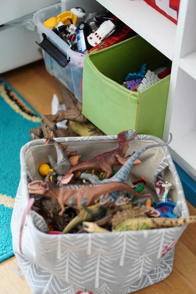 箱中的恐龙玩具雕像选辑 — 图库照片