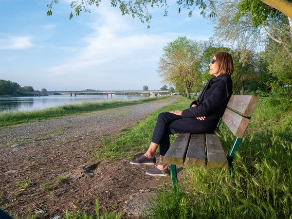 Dospělá Dospělá Žena Relaxace Nohama Zkříženýma Sedí Lavičce Parku Blízkosti — Stock fotografie