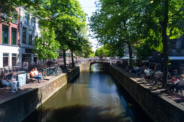 Flowing Canal People Bicycles Shore Trees Delft Netherlands — Stock Photo, Image