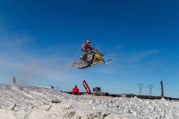 Snowmobiler Skacze Wysoko Nad Torem Skuterze Śnieżnym Sportowcem Pochmurny Dzień — Zdjęcie stockowe