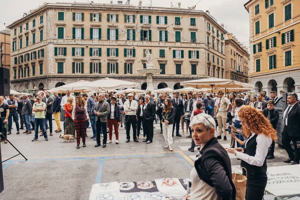 意大利热那亚 一个世界著名的防治前列腺癌的募款活动 杰出绅士骑行的人群 — 图库照片