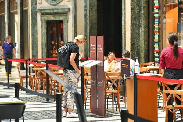 意大利都灵一家餐馆的阳台上 一位女游客正在看菜单 — 图库照片