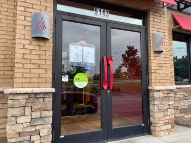 Grovetown, Ga USA - 05 04 22: Dairy Queen fast food dış giriş kapıları