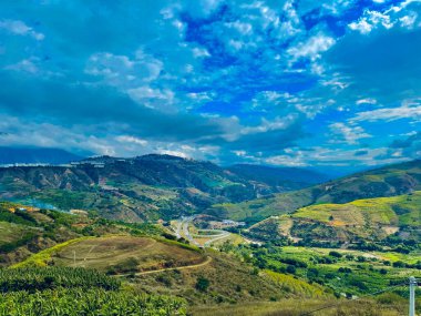 Yeşil güneşin hava manzarası yanmış tarlalar.