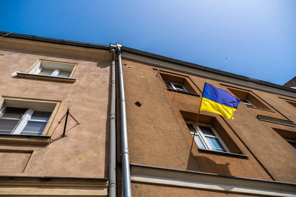 An old apartment building with an Ukrainian flag on the Chwaliszewo street