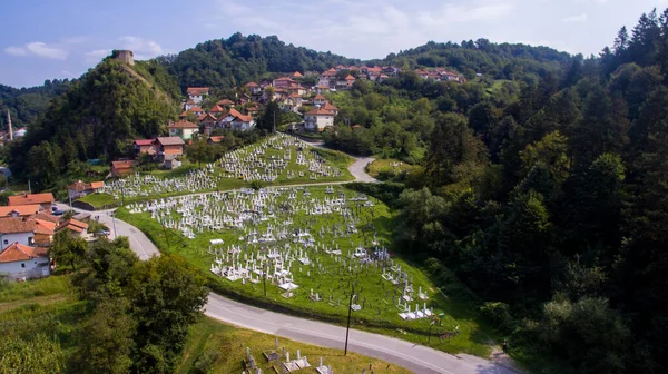 緑の植生に囲まれた墓地や家の鳥の目のビュー ボスニア ヘルツェゴビナ — ストック写真