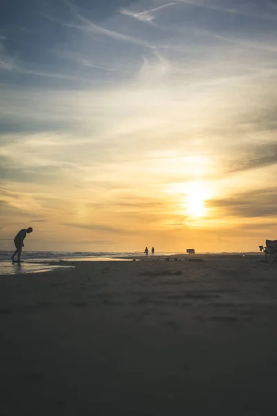 Scenic Shot Golden Sunset Peaceful Sea People Beach — Stock Photo, Image
