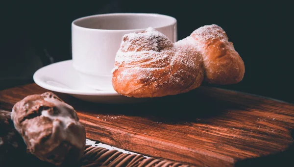 Bir fincan kahveli kek.