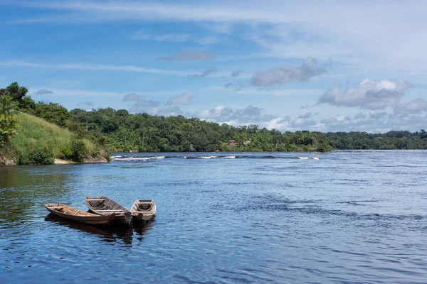 Sao Gabriel da Cachoeira şehrindeki Amazon Nehri manzarası, Amazonlar, Brezilya. Amazon yağmur ormanları çok güzel bir manzara. Ekoloji, çevre koruma.