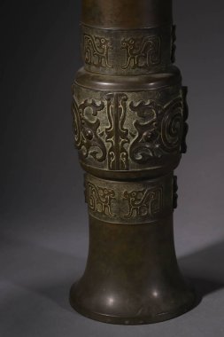 Masadaki güzel bir heykelin yakın çekimi.