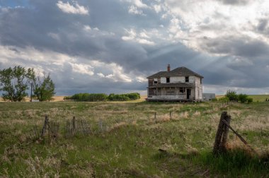 Alberta, Kanada 'da eski bir çiftlik evinin cephesi.