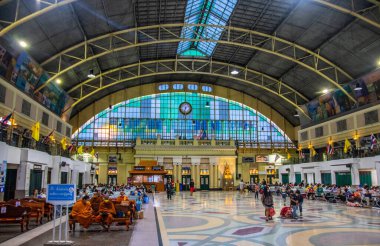 İnsanlar Bangkok tren istasyonu Tayland Asya 'da bekliyor.