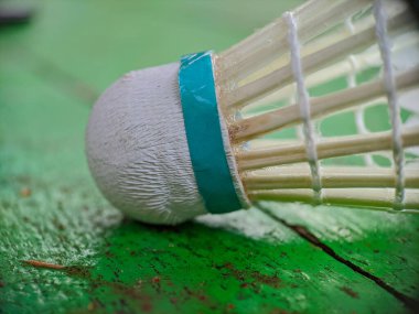 Badminton topunun yakın plan çekimi.