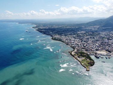 Dominik Cumhuriyeti 'nin kuzey kıyısındaki Puerto Plata şehrinin hava manzarası.