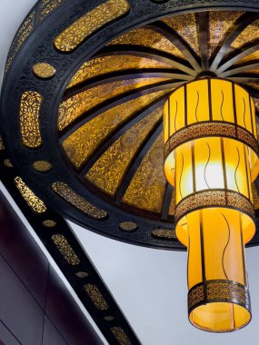 Kafeteryadaki eski ahşap avize.