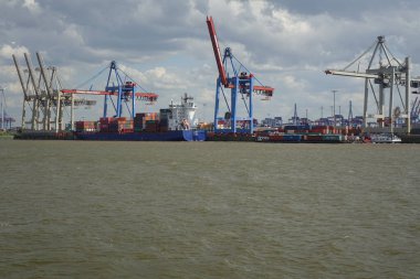 Waltershof, Hamburg Mitte, Hamburg, Almanya, 1 Temmuz 2019, Hamburg liman konteynır terminali Buchardkai Elbe Nehri 'nden görüldü (yatay görüntü)