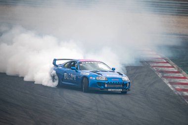 Toyota Supra, it's an A80 MK4 drifting in the circuit