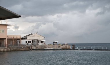 Filipinler, Olongapo 'da bulutlu bir gökyüzü olan Subic Körfezi' nin yanında güzel bir ev manzarası.