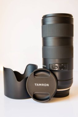 70-210MM F4 marka Tamron marka beyaz arka planda VC.
