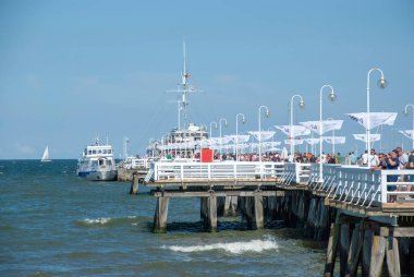 Polonya 'da Baltık Denizi kıyısında kalabalık Sopot plajı