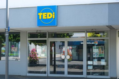 Neuwied, Almanya - 12 Haziran 2022: Tedi pazarına giriş ve cephe