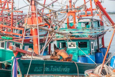 Bir balıkçı ve onun balıkçı teknesi Tayland ve Güneydoğu Asya 'da