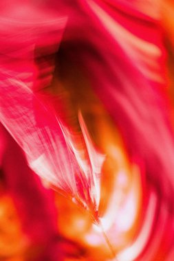 Kırmızı ışıkların dikey uzun pozlama görüntüsü