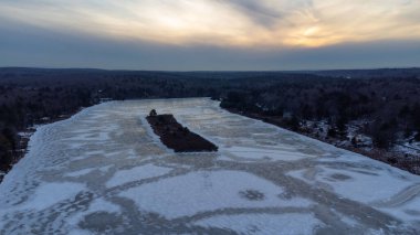 Pensilvanya 'da donmuş bir göle bakan güzel gün batımı