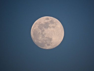 Gökyüzündeki aptal ayın manzarası.