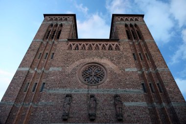 Almanya 'da mavi gökyüzü arka planına sahip bir binanın alçak açısı