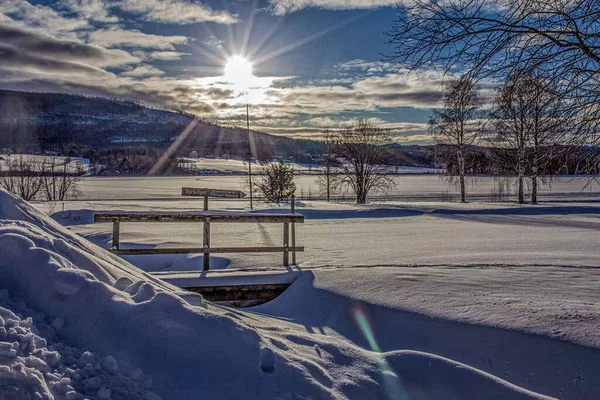 Vacker Sol Skiner Över Det Snöiga Fjällfältet Sverige — Stockfoto