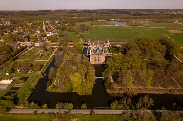 Moated Slot Amerongen Set Ovenfra Omgivet Haver Park Med Landsbyen - Stock-foto