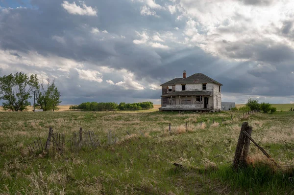 加拿大艾伯塔省草原上一座古老农舍的立面 — 图库照片
