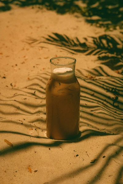อตแนวต งของเคร องด มสดช นวางบนทราย — ภาพถ่ายสต็อก