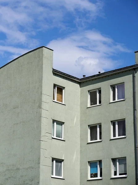 茨格尔兹区一座绿色公寓楼的顶部 — 图库照片