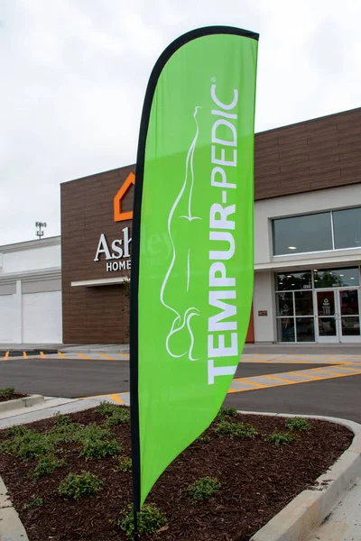 Augusta Usa Ashley Home Furniture Store Retail Outlet Flag Pole —  Fotos de Stock