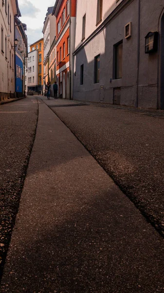 カラフルな建物の間にアスファルトの狭い道路の垂直ショット — ストック写真
