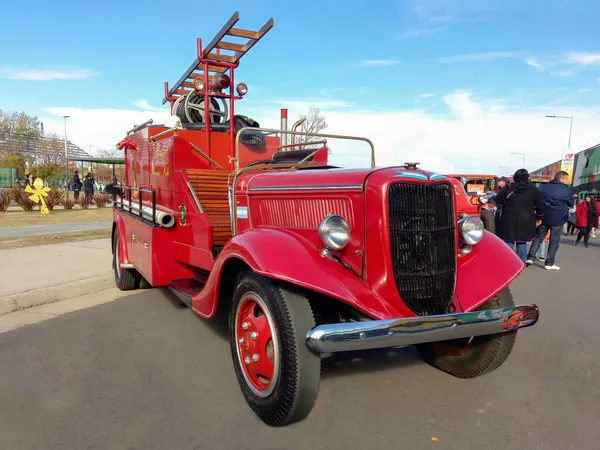 Old Red 1936 Ford Model Fire Truck Pumper Tanker Front — Stock Photo, Image