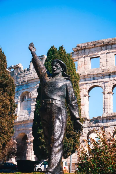 Вертикальный Снимок Статуи Перед Pula Arena Римским Амфитеатром Хорватии — стоковое фото