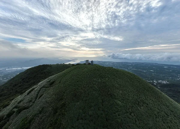 Вид Высоты Птичьего Полета Гору Окруженную Зелеными Растениями Деревьями Фоне — стоковое фото