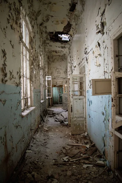 Empty Corridor Abandoned Building Damaged Walls Doors Windows — Stock Photo, Image