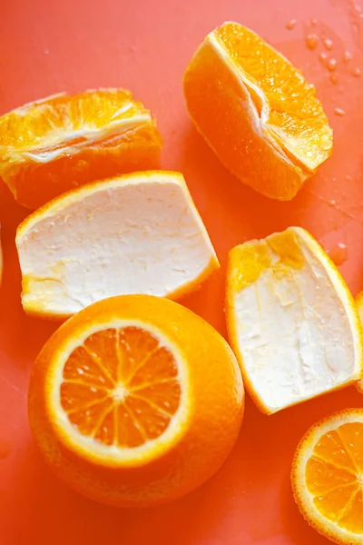 Vertical Top View Peeled Orange Slices Zests Cantaloupe Color Background — Foto de Stock