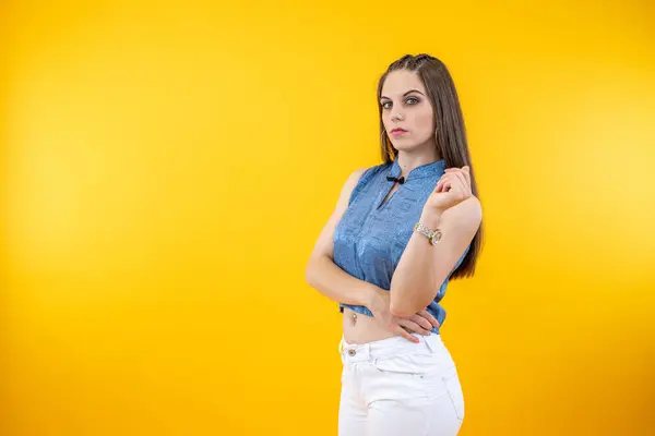 Uma Bela Mulher Caucasiana Posando Para Uma Foto Estúdio — Fotografia de Stock