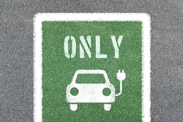 Elektrikli araba sadece sembollerle park edilir. Elektrik prizli şarj istasyonu.