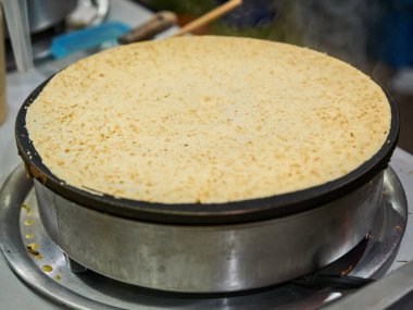 Meyve ve çikolatalı ızgarada leziz krep yapıyorum.