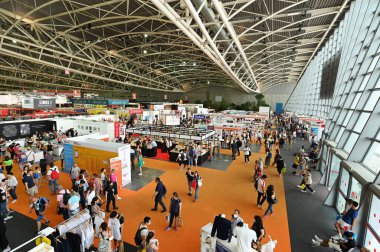 Torino Oval Lingotto 'daki uluslararası kitap fuarındaki insanların yüksek açılı görüntüsü. Torino, İtalya.