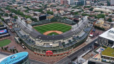 Gün boyunca Chicago beyzbol stadyumunun havadan çekilmiş bir fotoğrafı.