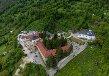 Pangarati Manastırı 'yla manzara - Romanya, yaz, kilise