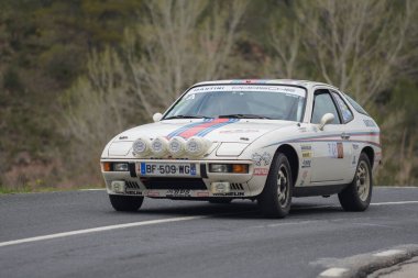 Almanya 'nın asfaltta çalışan arabası. Porsche 924