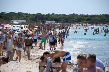 Toplu turizm - Mallorca adasında kalabalık plaj, Baleares - İspanya